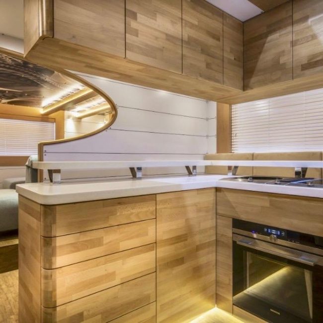 420oceanbeast-headsyachting-inside-main-kitchen-1