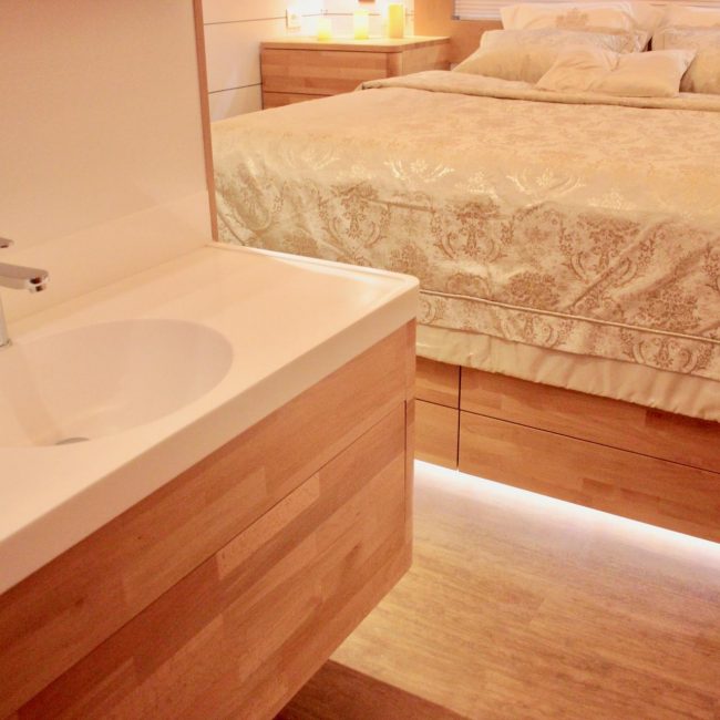 658oceanbeast-headsyachting-inside-main-bed-sink — kopia