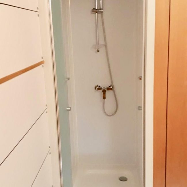 664oceanbeast-headsyachting-inside-main-shower-1