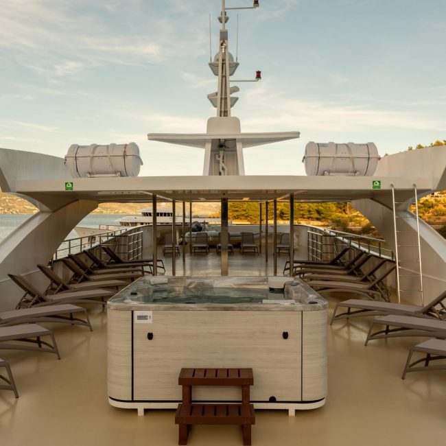 962heads-yachting-ohana-sun-deck