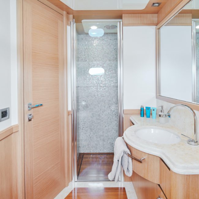 Navetta 26 Friend's Boat_Interior_Convertible cabin_bathroom_YACHT IN