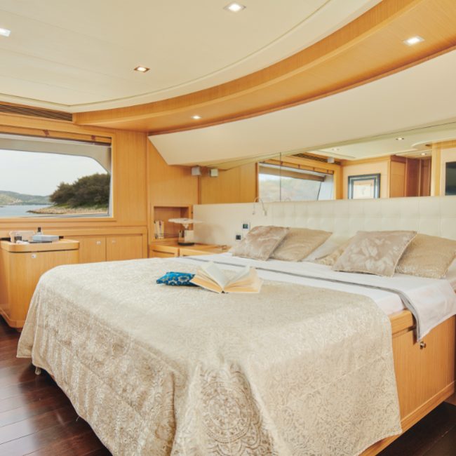 Navetta 26 Friend's Boat_Interior_Master cabin_Main deck2_YACHT IN